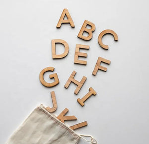Lettres de l’alphabet majuscule en bois naturel pressé.