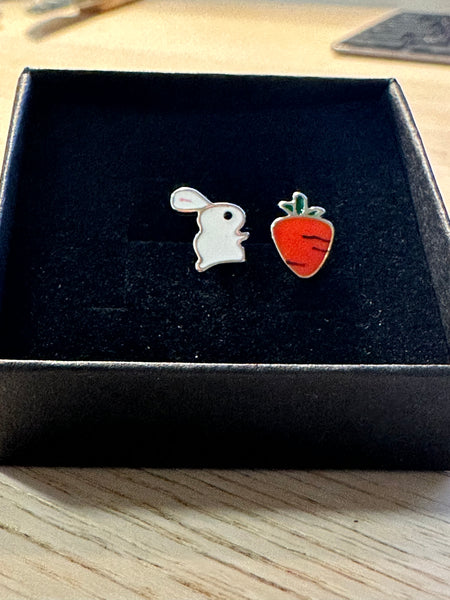 Le lapin 🐇  et sa carotte 🥕 boucle d’oreille (livraison incluse) vient dans une petite boîte noire ou rose.