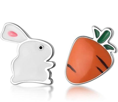 Le lapin 🐇  et sa carotte 🥕 boucle d’oreille (livraison incluse) vient dans une petite boîte noire ou rose.