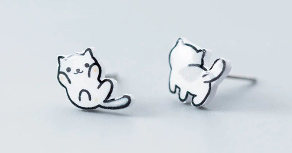 Les petits chats 🐈‍⬛  boucle d’oreille vient dans une petite boîte noire.