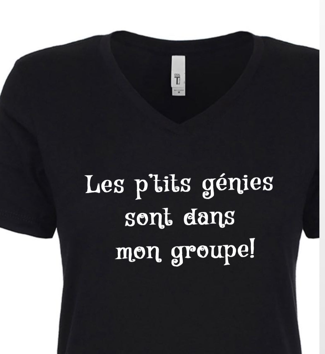 Les p’tits genies sont dans mon groupe! t-shirt femme col V