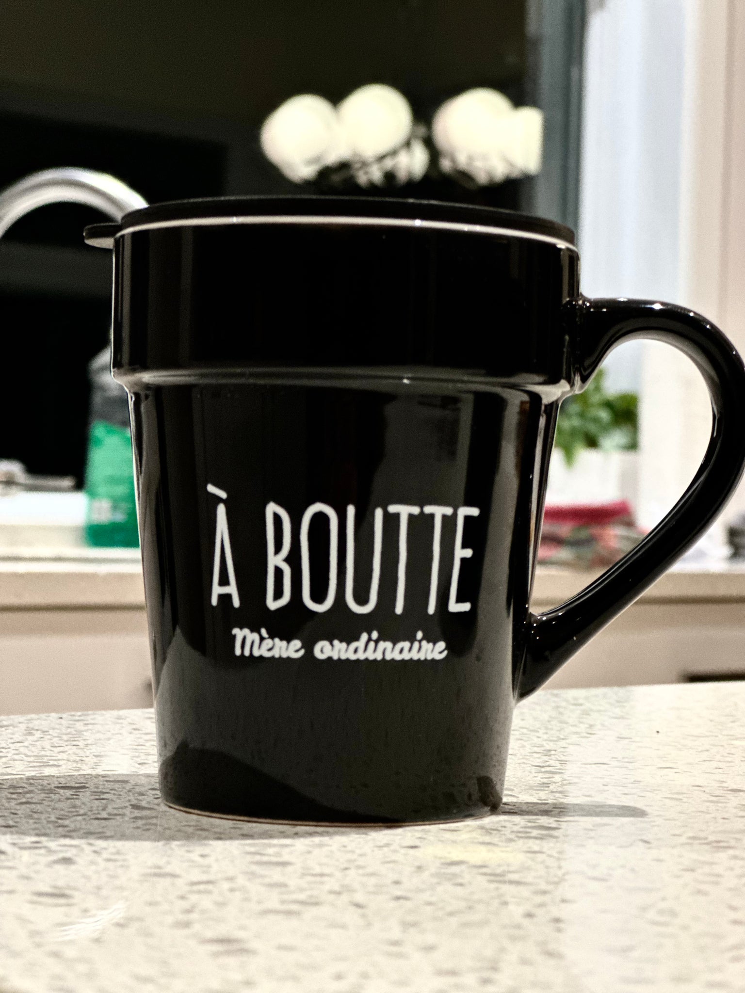 A BOUTTE tasse noire en porcelaine avec couvercle