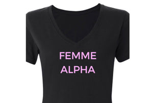 FEMME ALPHA  écriture rose t-shirt femme col V