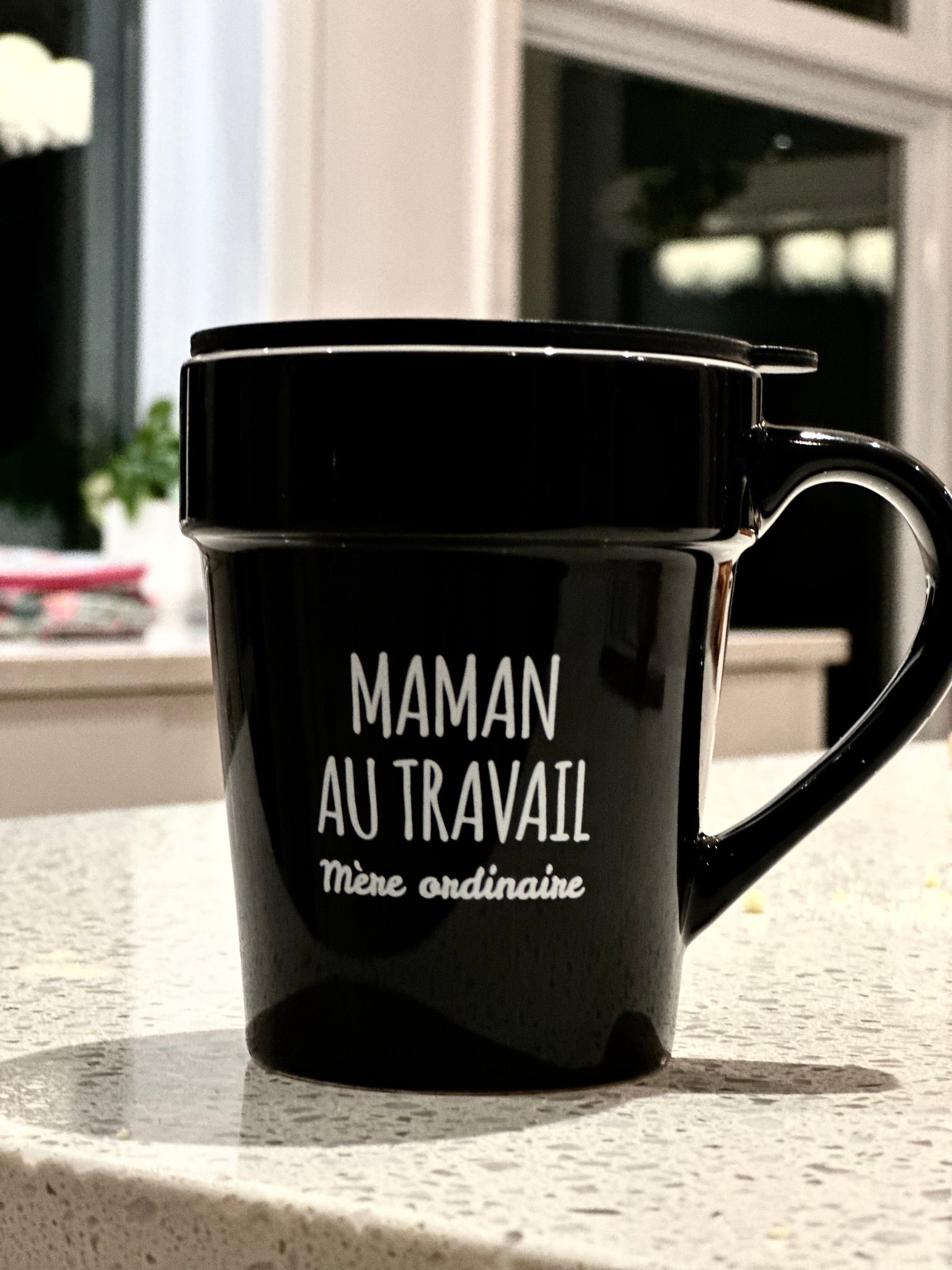 Maman au travail tasse noire en porcelaine avec couvercle