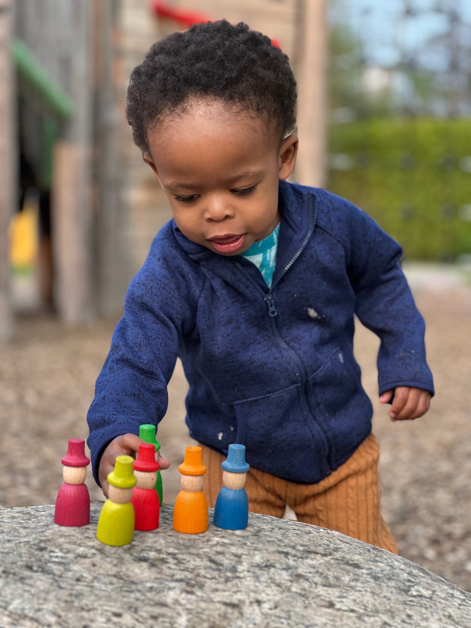 Les 12 bonhommes en bois Montessori de Kimi