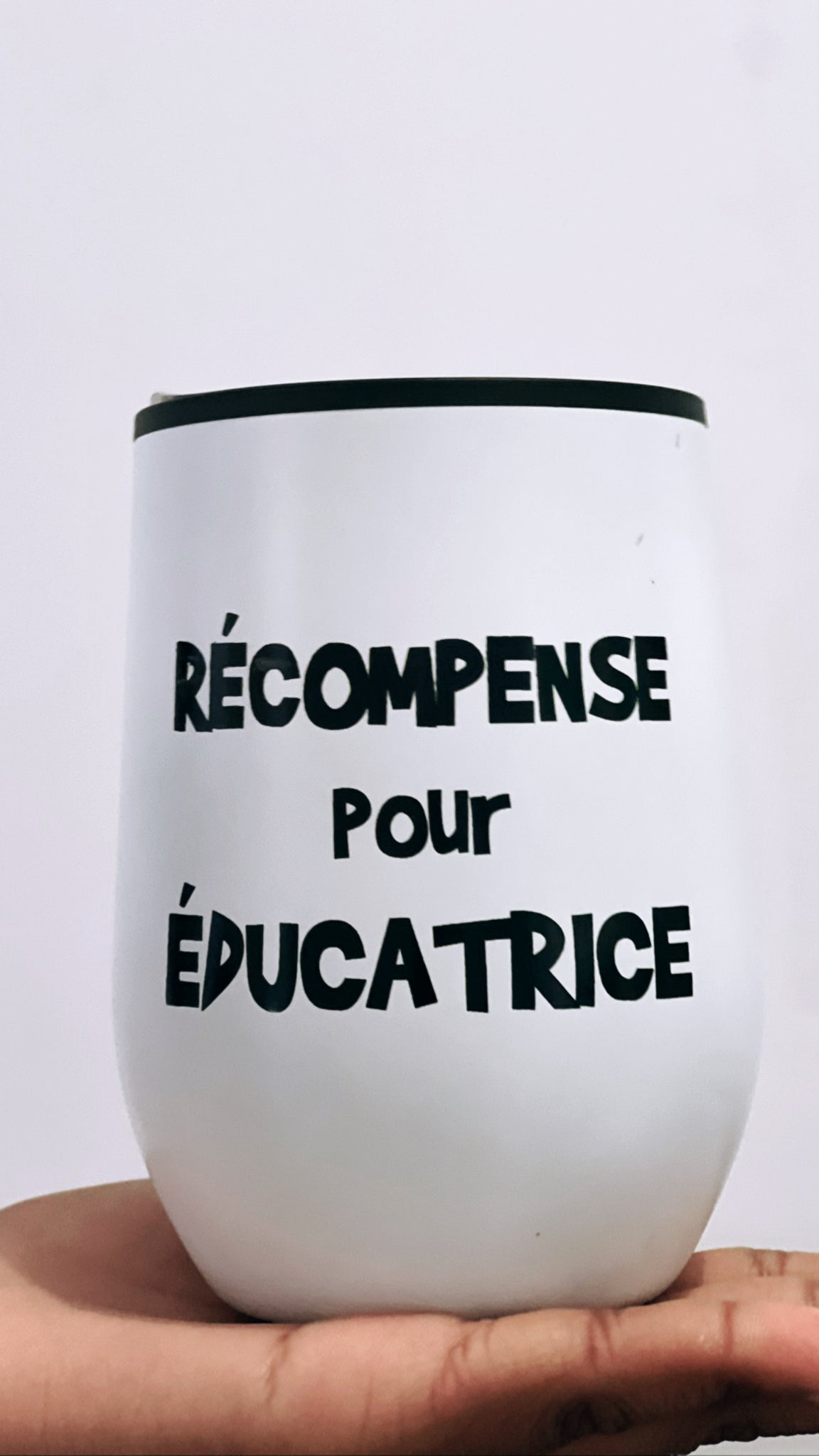 Récompense pour éducatrice  Verre à vin ou café métal.