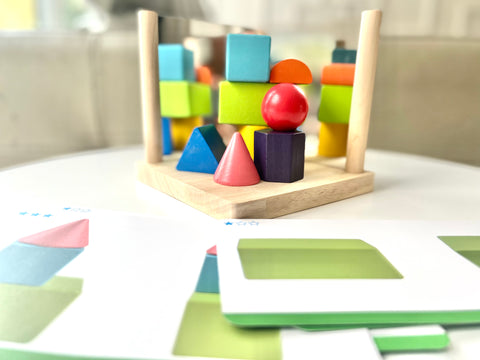 Le jeu de blocs et miroirs de Kimi apprentissages des formes/couleurs/dimensions